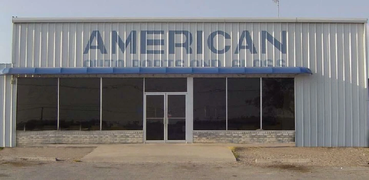 Front view of American Auto Parts store.