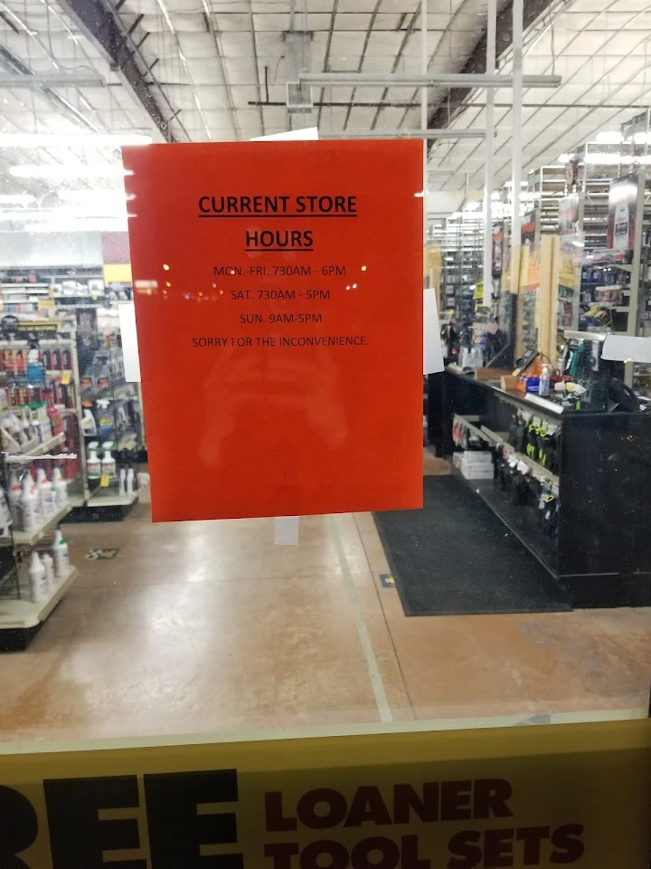 Store hours notice at Advance Auto Parts.