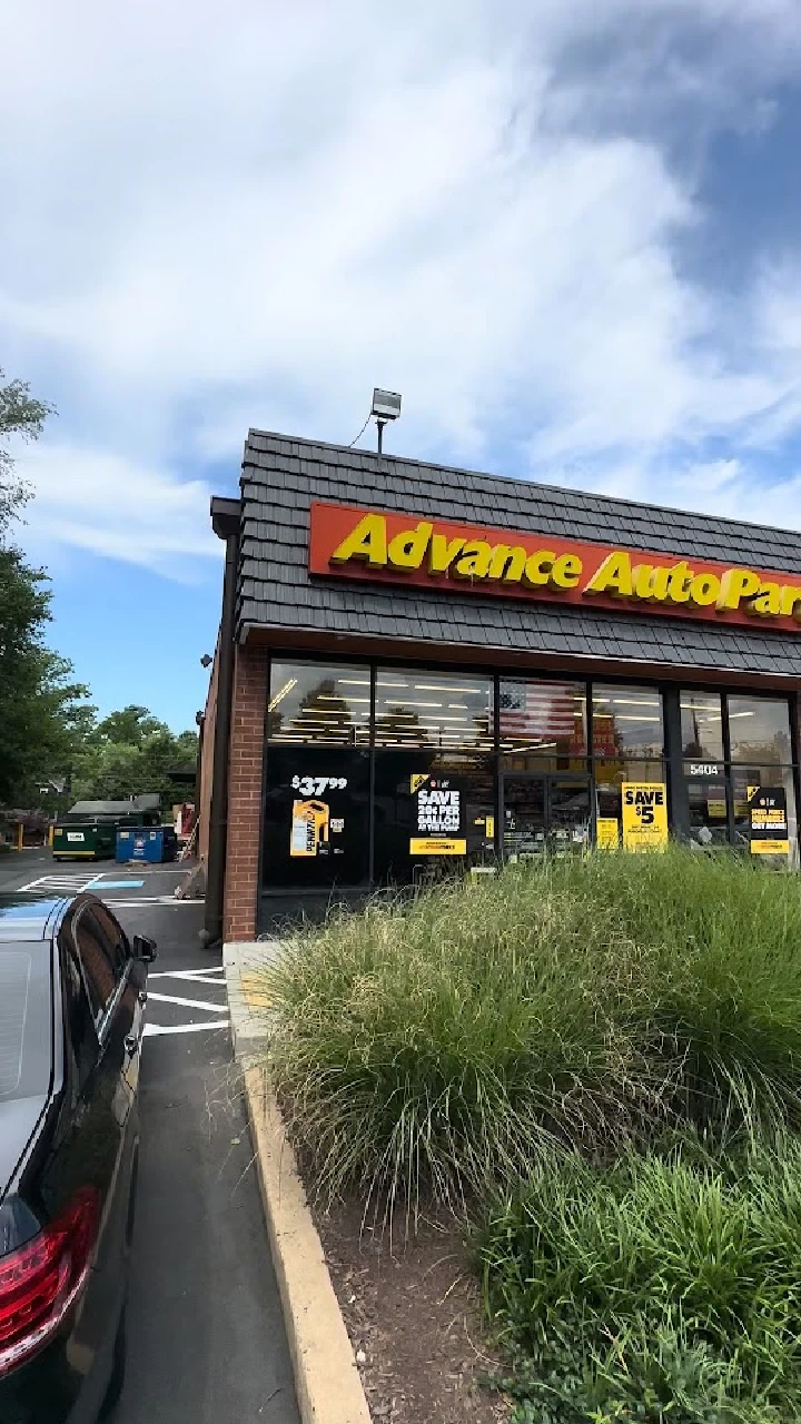 Advance Auto Parts storefront with promotions visible.