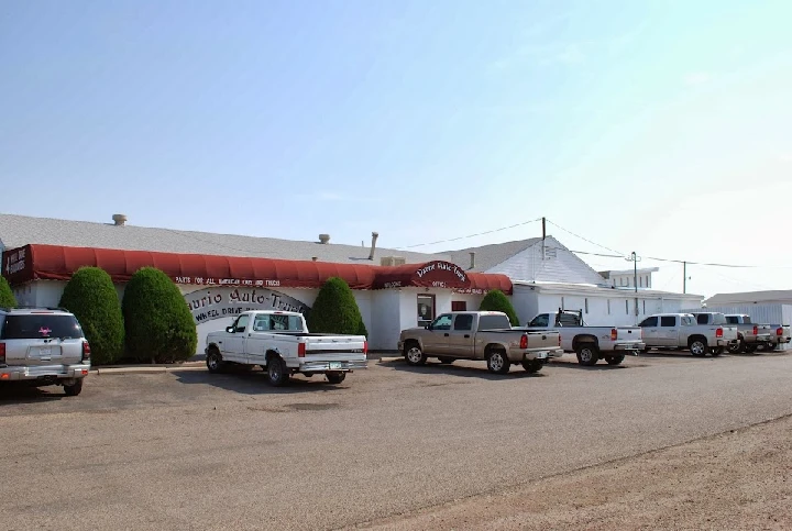 Daurio Auto Truck building with parked vehicles.