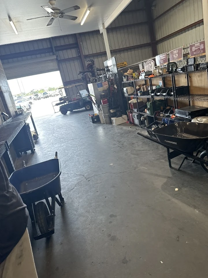 U-Pull-&-Pay Fort Myers: Inside view of the shop.