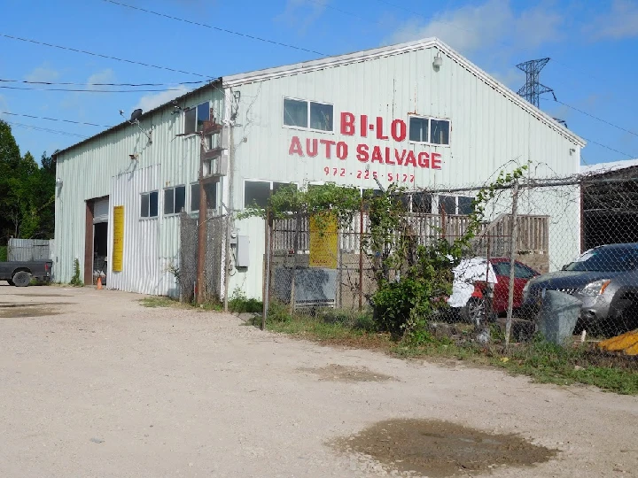 Bi-Lo Auto Salvage building exterior with signage.