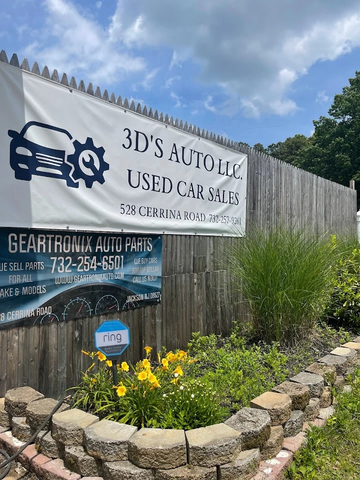 Signage for Geartronix Auto Parts and used cars.